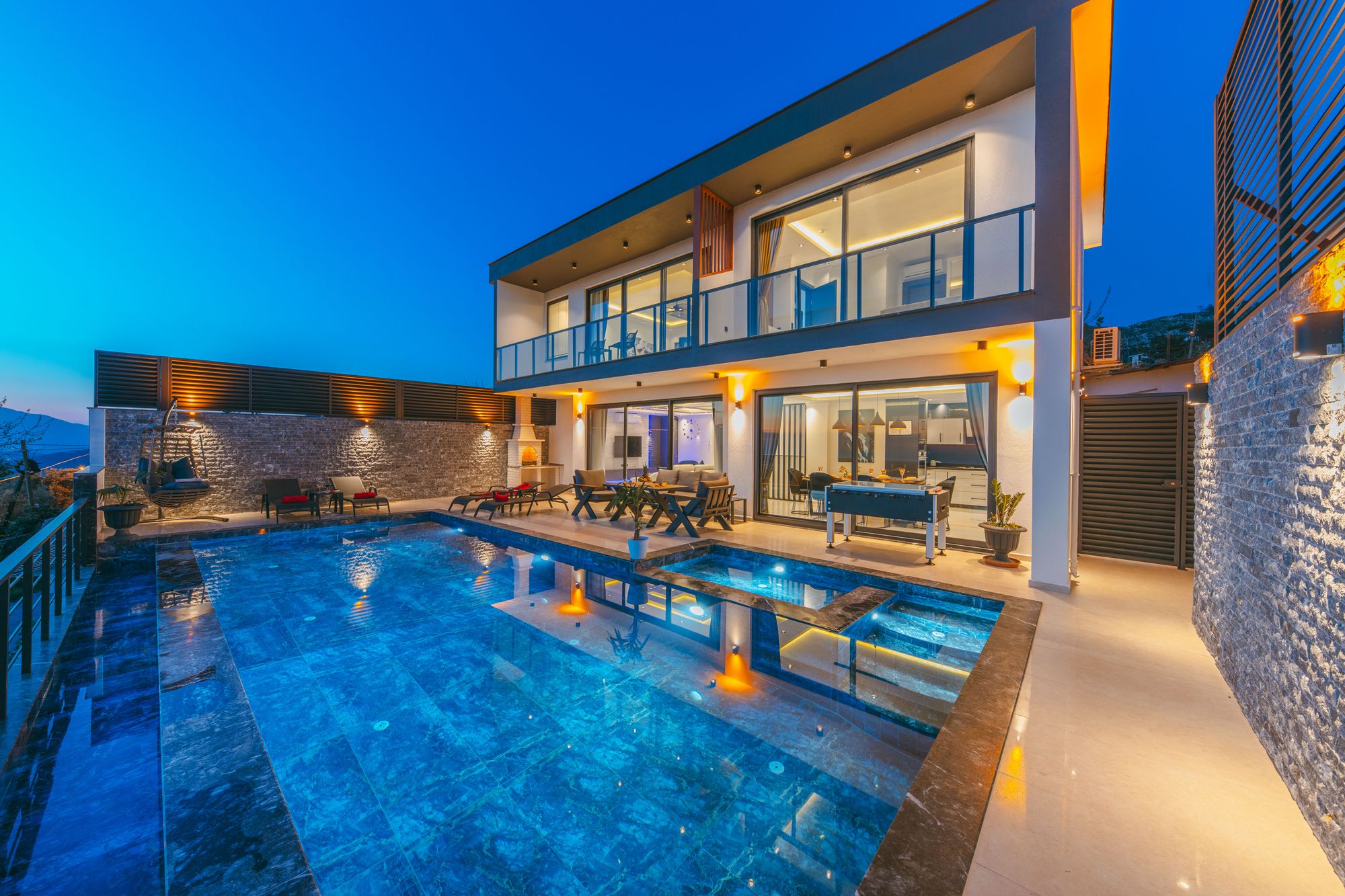 Residencia contemporánea con piscina al anochecer