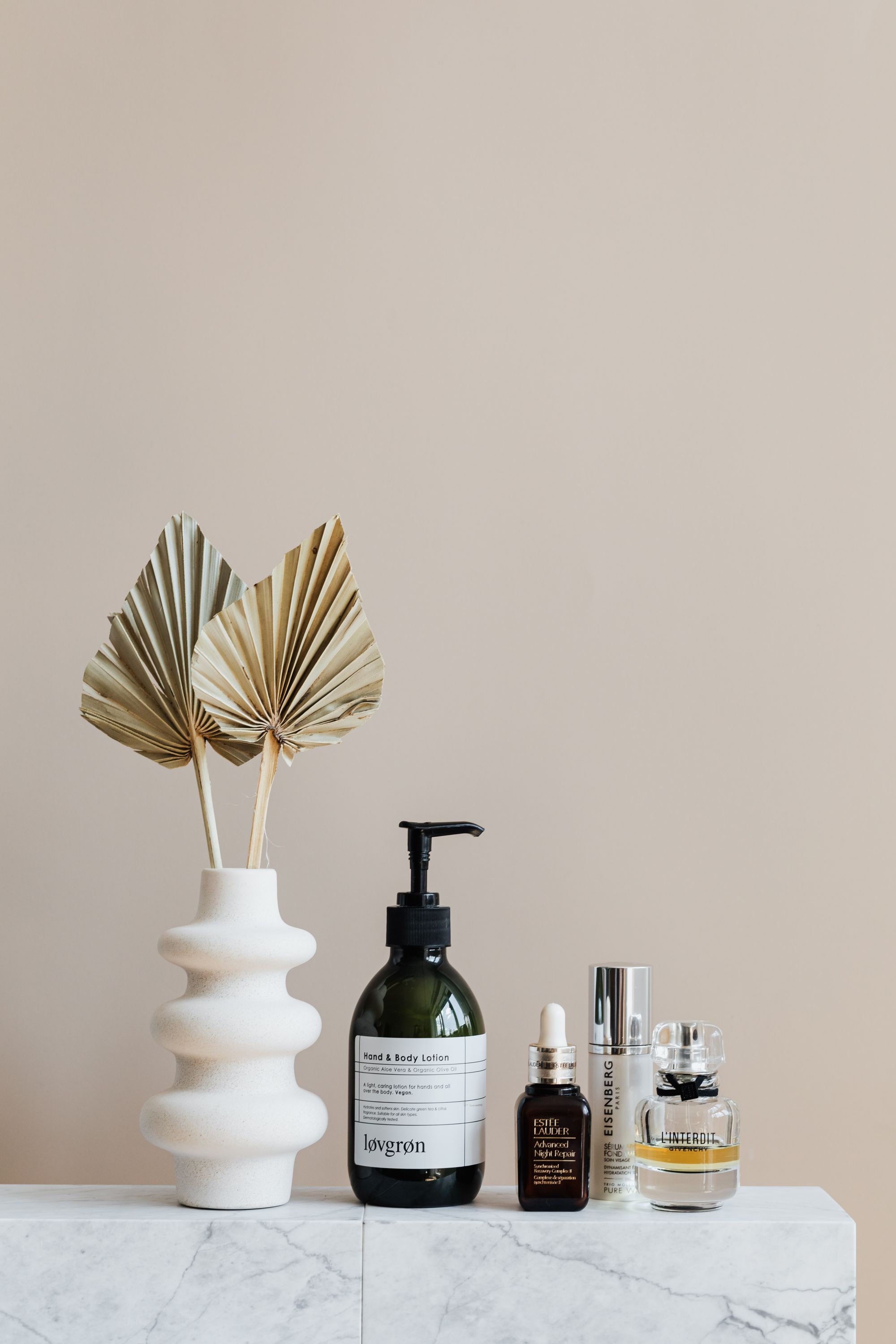 Productos de cosmética sobre estante de mármol