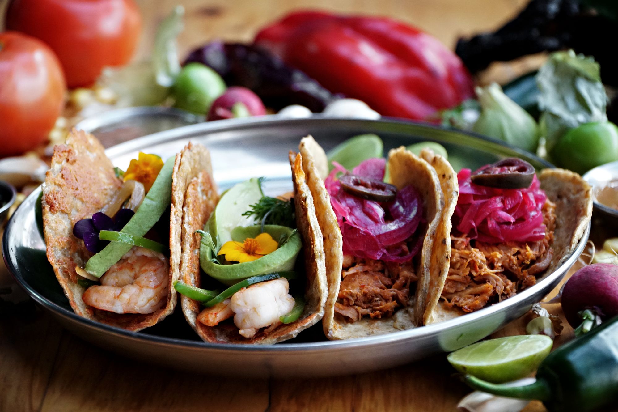 Tacos variados sobre bandeja metálica