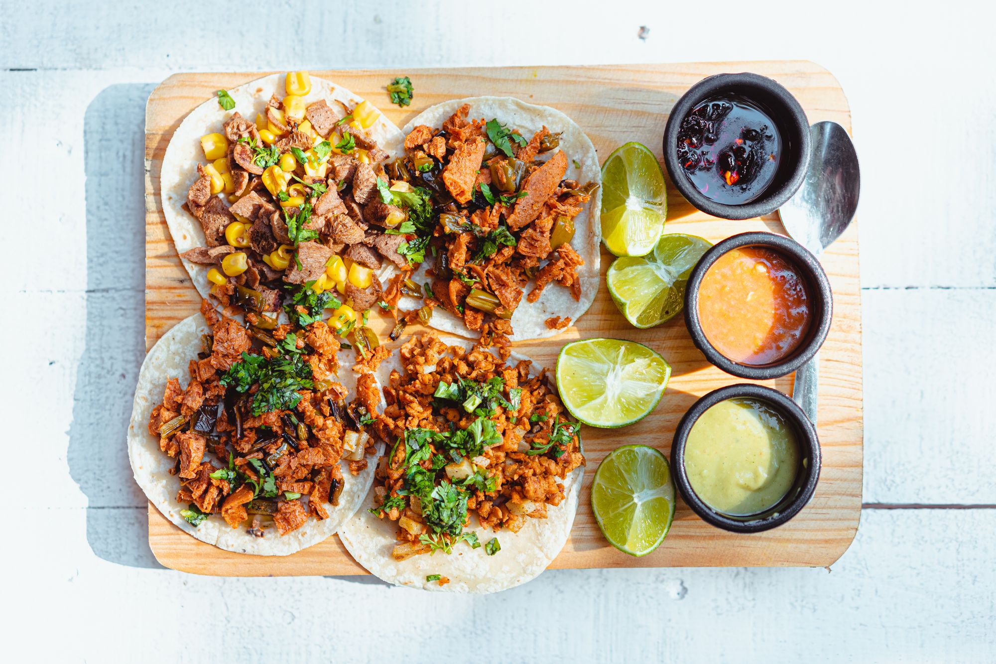 Tacos con salsas sobre tabla